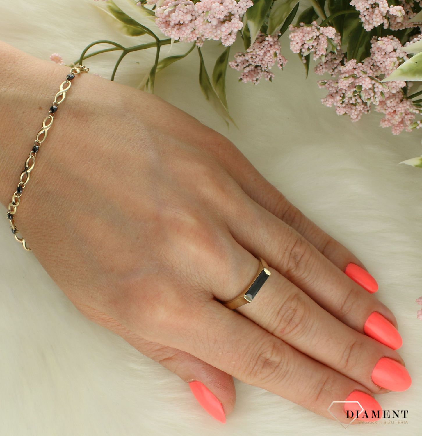 Złoty pierścionek damski 375 z prostą czarną cyrkonią PI 7061 375. Złoty pierścionek damski. Pierścionek złoty damski o modnym wzorze. Złoty damski pierścionek próby 375. Pierścionek złoty dla kobiety na prezent (1).jpg